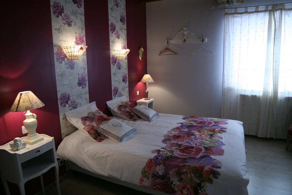 Chambre D'Hotes Du Domaine De La Haute Poignandiere Saint-Germain-de-la-Coudre Ruang foto