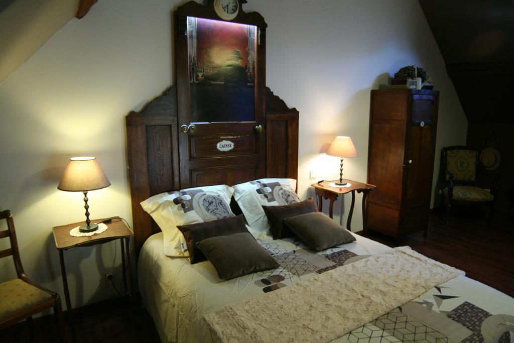 Chambre D'Hotes Du Domaine De La Haute Poignandiere Saint-Germain-de-la-Coudre Ruang foto
