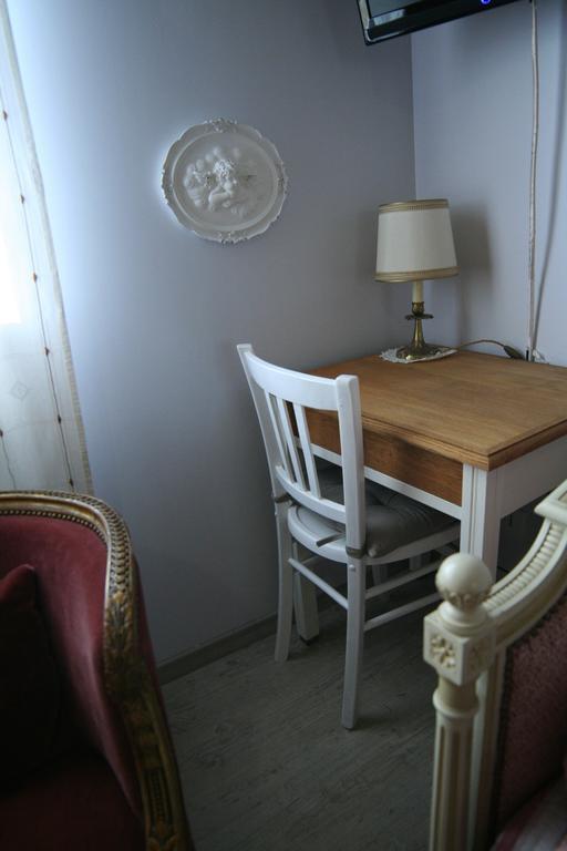 Chambre D'Hotes Du Domaine De La Haute Poignandiere Saint-Germain-de-la-Coudre Ruang foto