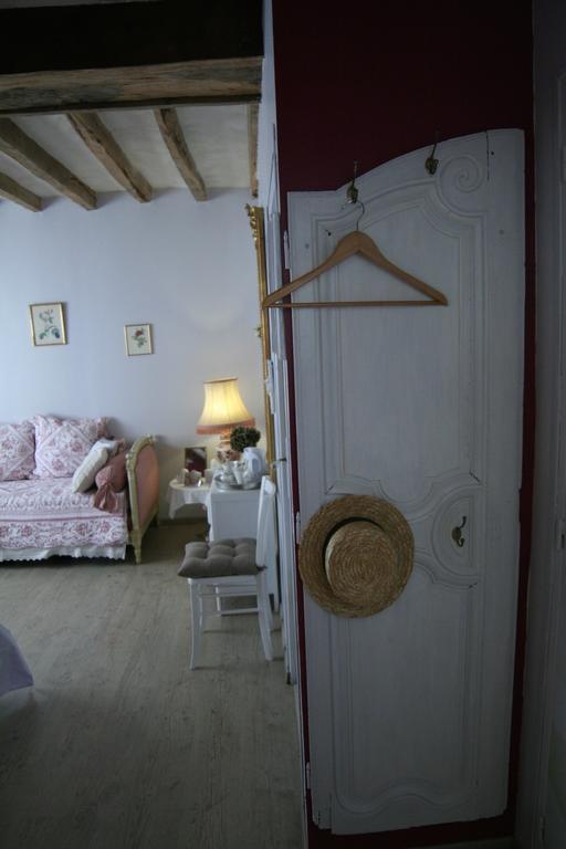 Chambre D'Hotes Du Domaine De La Haute Poignandiere Saint-Germain-de-la-Coudre Ruang foto